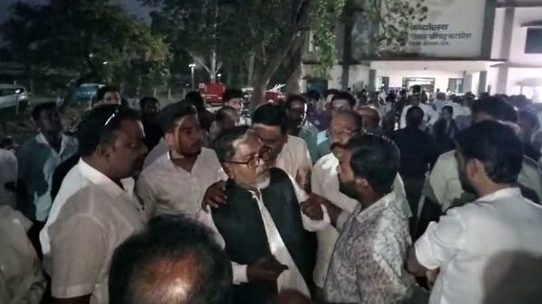 कांग्रेस नेताओं के बीच जमकर नोंक-झोंक, एक नेता ने चुनाव में पैसा लेकर विपक्षी दल के लिए काम करने का लगाया आरोप, दूसरे ने कहा &ndash; मैं सरोज पांडे का पैसा नहीं खाया हूं&hellip;