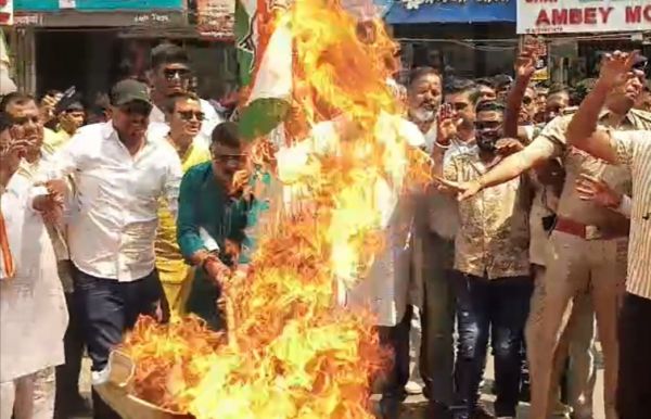 रसोई गैस के बढ़े दामों पर राजनांदगांव में कांग्रेस का हल्ला बोल