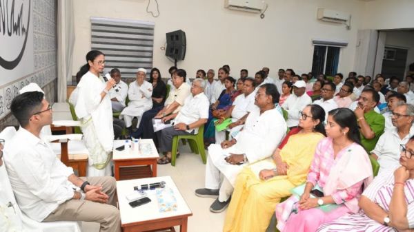 &lsquo;जिसे जाना है जाओ, जबरन रोकने में भरोसा नहीं करती&rsquo;, TMC में आंतरिक फूट पर बैठक में बोलीं ममता बनर्जी ; फिर कहा- जनादेश की लूट हुई है
