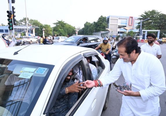 महंगाई और आर्थिक संकट को लेकर NSUI का प्रदर्शन, आम जनता को &lsquo;मेलोडी&rsquo; चॉकलेट बांटकर केंद्र सरकार पर साधा निशाना