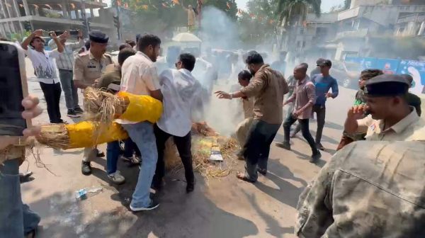 केंद्र सरकार और निर्वाचन आयोग के खिलाफ NSUI का हल्लाबोल, राजीव गांधी चौक पर किया प्रदर्शन