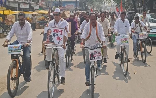 &lsquo;वोट चोर, गद्दी छोड़&rsquo; के नारों से गूंजा रायपुर, कांग्रेस ने निकाली साइकिल-बाइक रैल