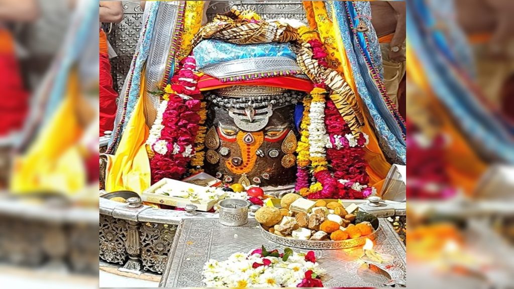 भगवान महाकालेश्वर के मस्तक पर त्रिपुंड अर्पित कर गणेश स्वरूप में श्रृंगार