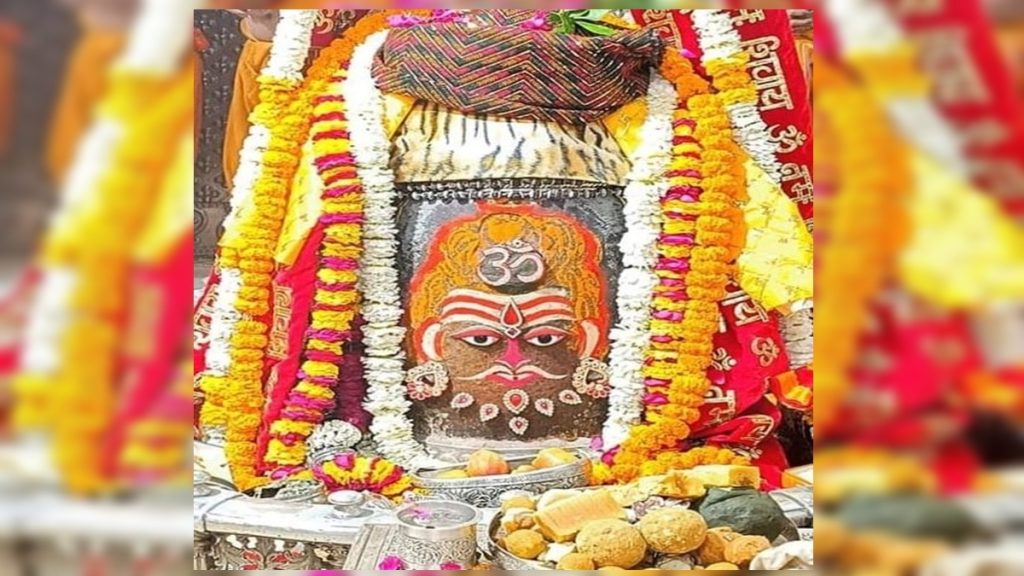 भगवान महाकालेश्वर के मस्तक पर त्रिपुंड अर्पित कर राजा स्वरूप में श्रृंगार, यहां कीजिए बाबा के दर्शन