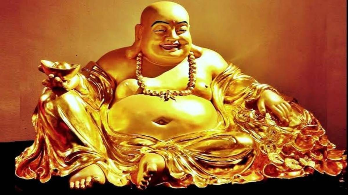 घर में लाफिंग बुद्धा रखना माना जाता है बेहद शुभ, लेकिन सही दिशा और जगह का पता है आपको