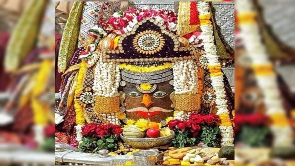 मस्तक पर मुकुट त्रिपुण्ड और चंद्र अर्पित कर भगवान महाकालेश्वर का श्रृंगार