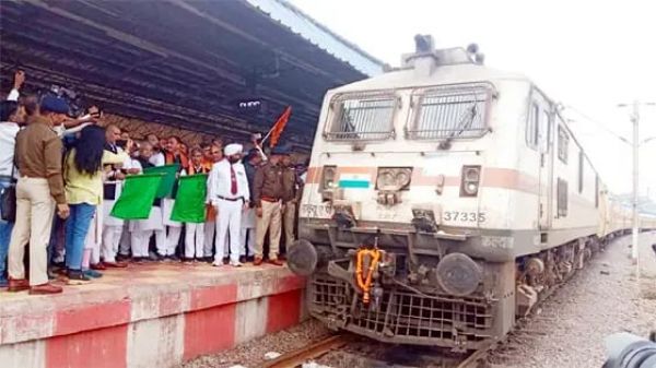 दुर्ग से अयोध्‍या के लिए रवाना हुई आस्‍था स्‍पेशल ट्रेन, रामनाम की गूंज से राममय हुआ माहौल