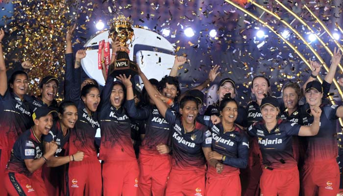 दिल्ली कैपिटल्स को आठ विकेट से हराकर WPL चैम्पियन बनी आरसीबी
