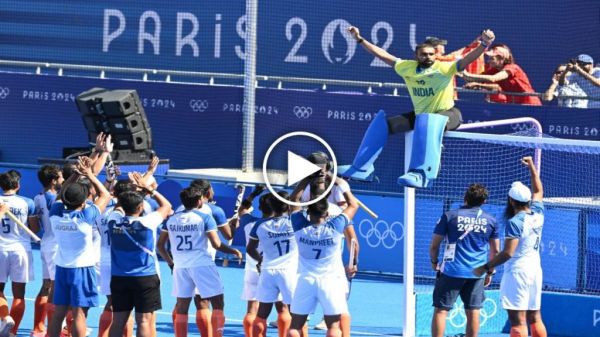 Paris Olympics 2024: मेडल जीतने के साथ ही दिग्गज गोलकीपर श्रीजेश ने लिया संन्यास, साथी खिलाड़ियों ने कुछ इस तरह दी सलामी, देखें VIDEO