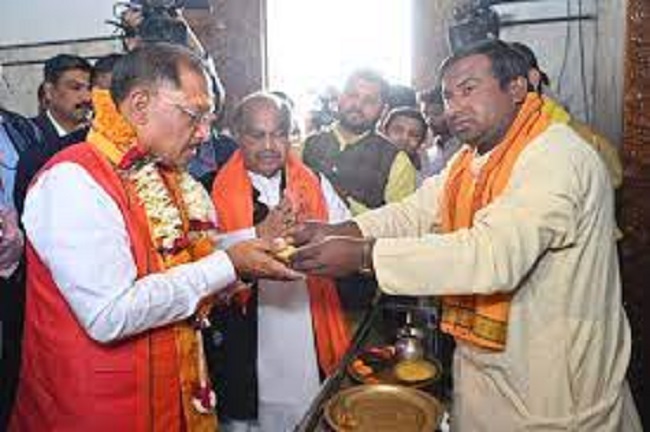  शपथ ग्रहण से पहले सीएम विष्णु देव साय दर्शन करने पहुंचे जगन्नाथ मंदिर,  विधिवत पूजा-अर्चना कर की सुख-समृद्धि की कामना