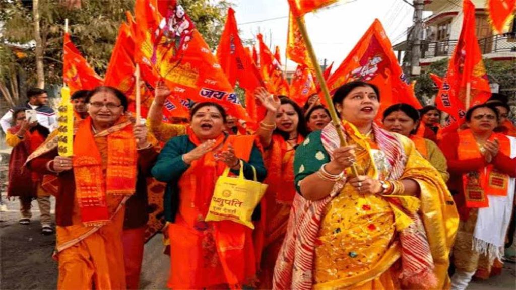 राममय हुए शहर, जगह-जगह निकल रही शोभायात्रा, राम नाम की शर्ट और साड़ी में दिख रहे भक्त &hellip;