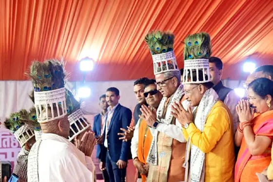 रामनामी समुदाय के प्रतिनिधियों ने मुख्यमंत्री विष्णु देव साय को अपना परंपरागत मोर मुकुट पहनाकर अभिनंदन किया