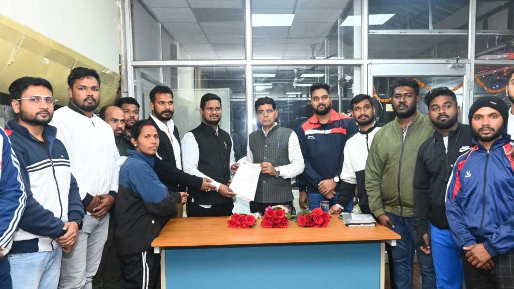 छत्तीसगढ़ के लिए नई खेल नीति के साथ खेल अलंकरण समारोह आयोजित करने की मांग, खिलाड़ियों ने खेल मंत्री को सौंपा ज्ञापन