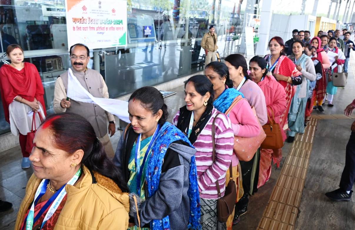 उप मुख्यमंत्री अरुण साव ने विशेष अतिथि के रूप में नई दिल्ली में गणतंत्र दिवस परेड देखने जा रहीं स्वच्छता दीदियों को झंडी दिखाकर किया रवाना