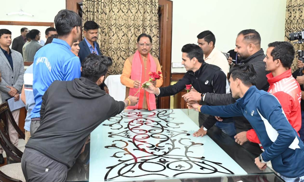 मुख्यमंत्री से पुलिस भर्ती में शामिल हो रहे अभ्यर्थियों ने की सौजन्य भेंट