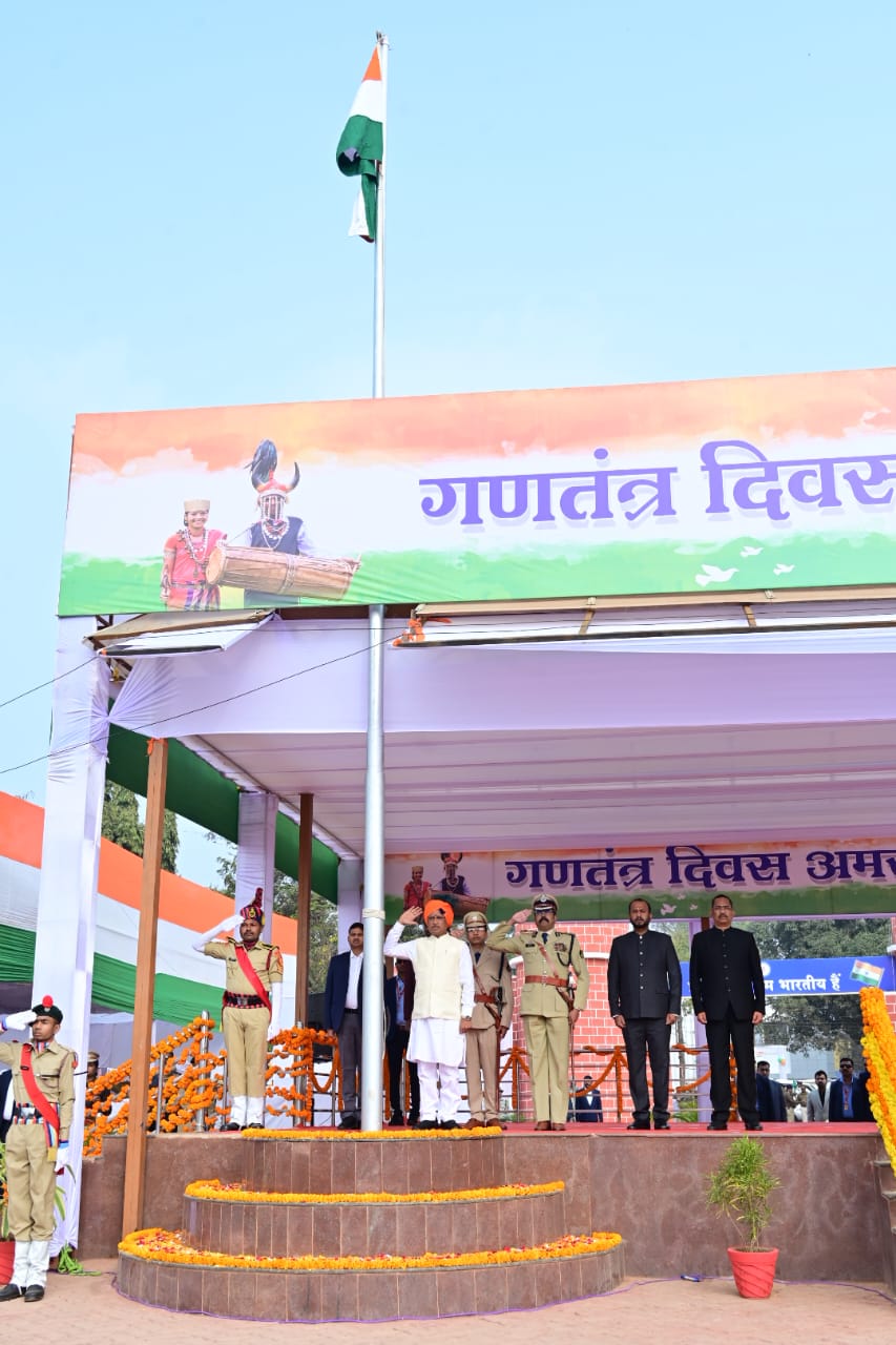 मुख्यमंत्री विष्णुदेव साय ने जगदलपुर में फहराया तिरंगा