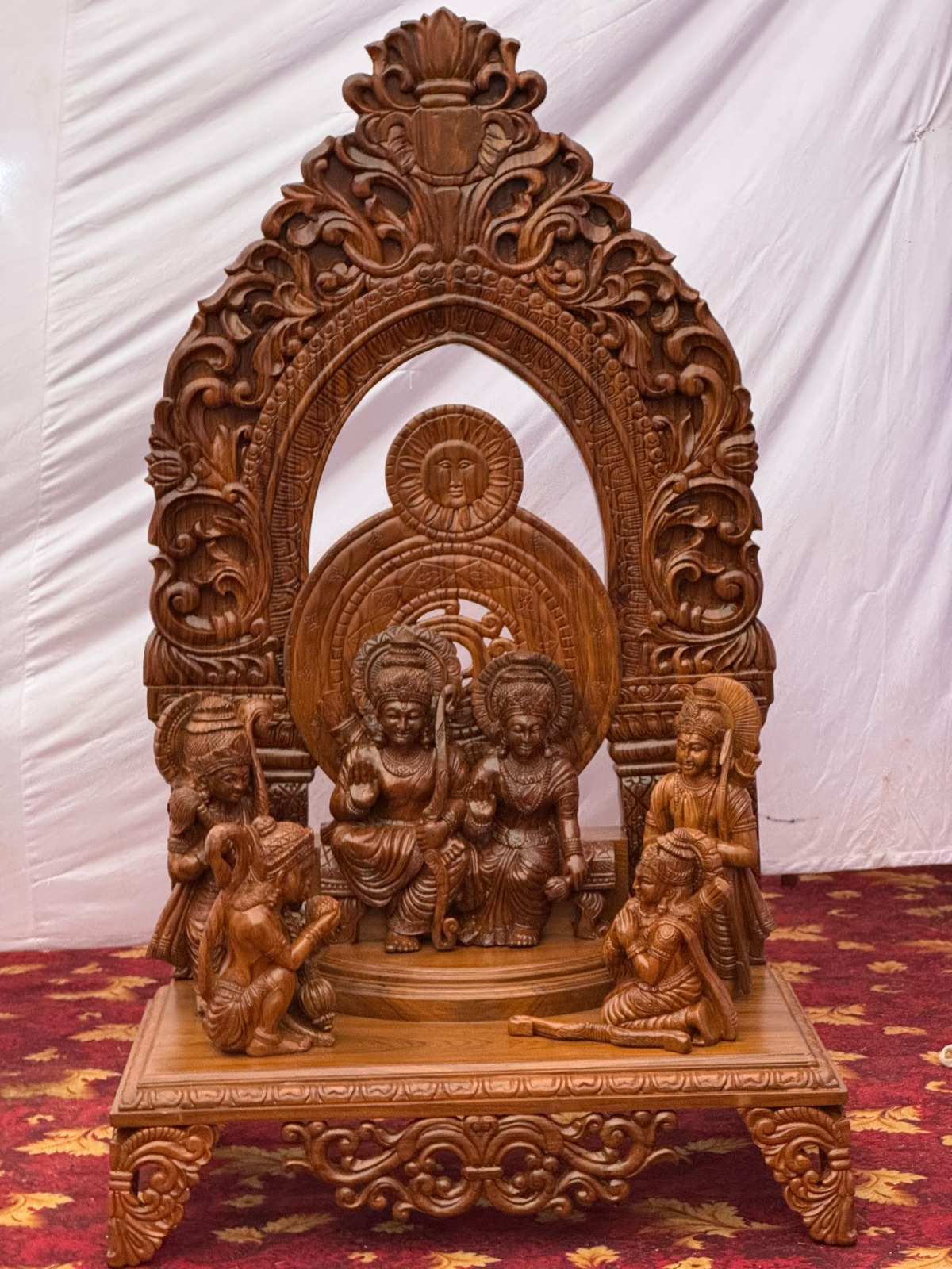 बस्तर के जनजातीय शिल्पकारों ने सागौन काष्ठ पर उकेरा श्री राम दरबार, मुख्यमंत्री ने की सराहना