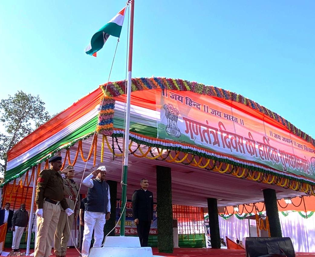 मंत्री श्री बघेल ने बेमेतरा में किया ध्वजारोहण