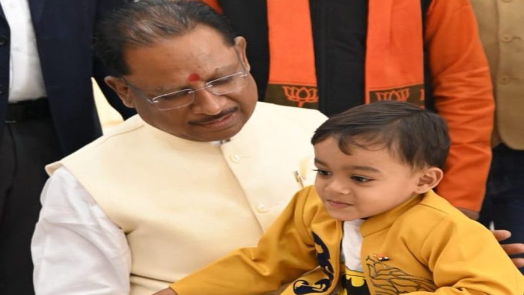 CM विष्णुदेव साय ने शहीदों के परिजनों से की मुलाकात