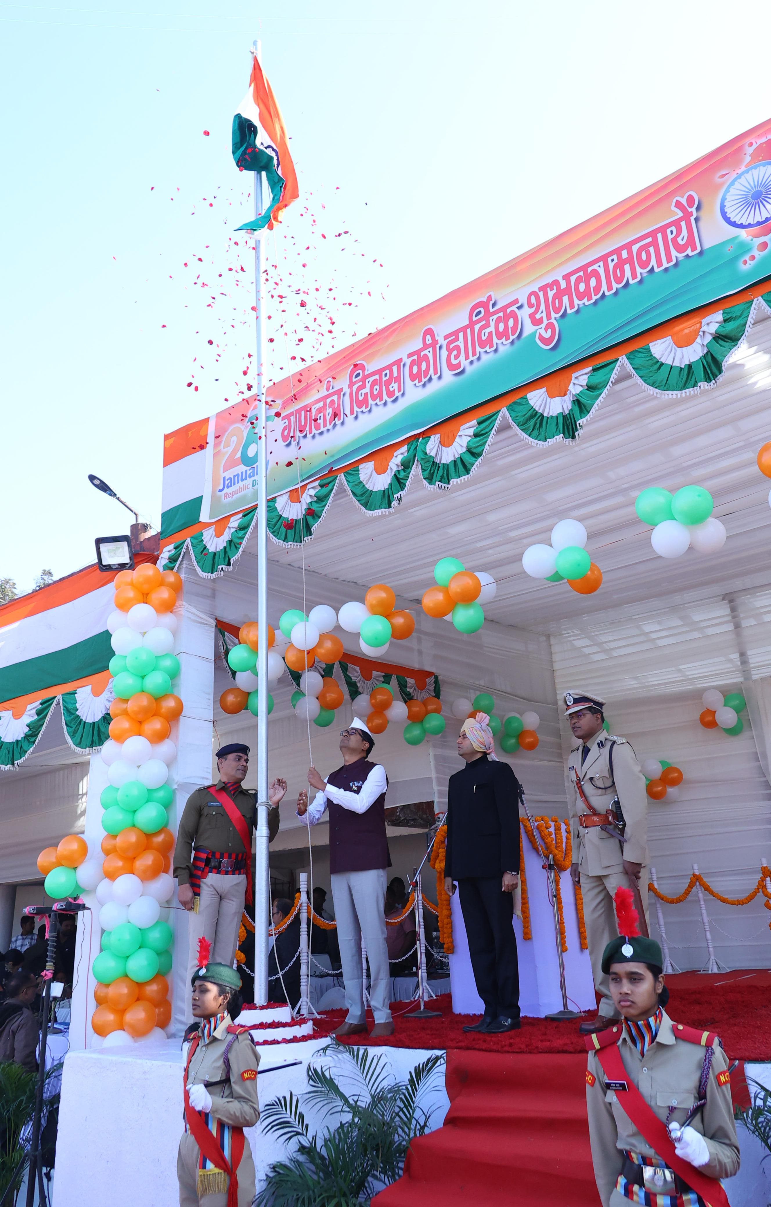 75 वें गणतंत्र दिवस पर वित्त मंत्री ओ पी चौधरी ने रायगढ़ में किया ध्वजारोहण