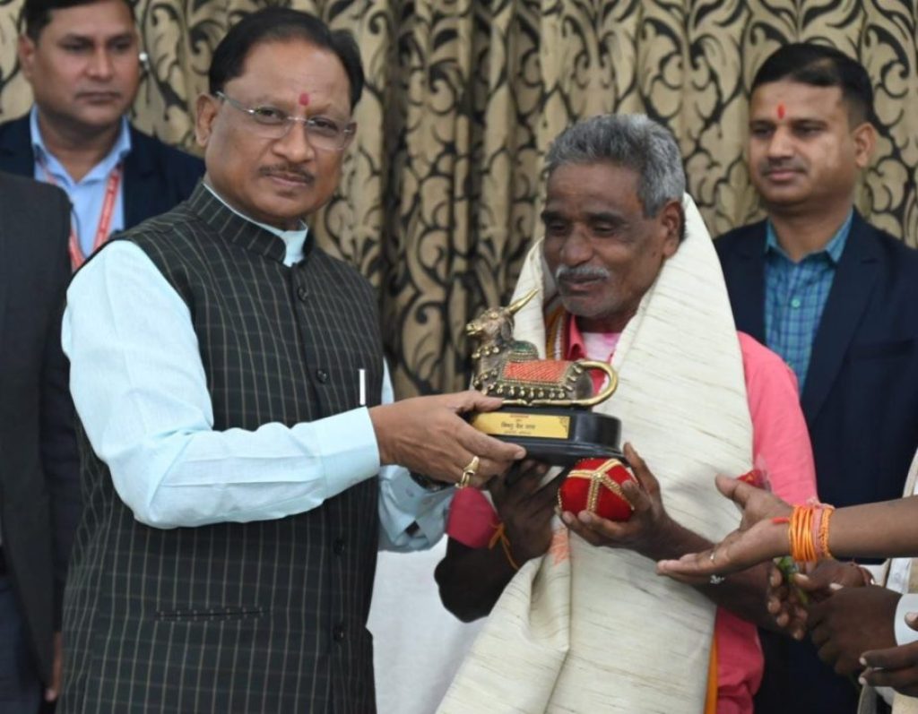 मुख्यमंत्री विष्णुदेव साय  ने पद्मश्री जागेश्वर यादव को छत्तीसगढ़ का गौरव बढ़ाने पर किया सम्मानित