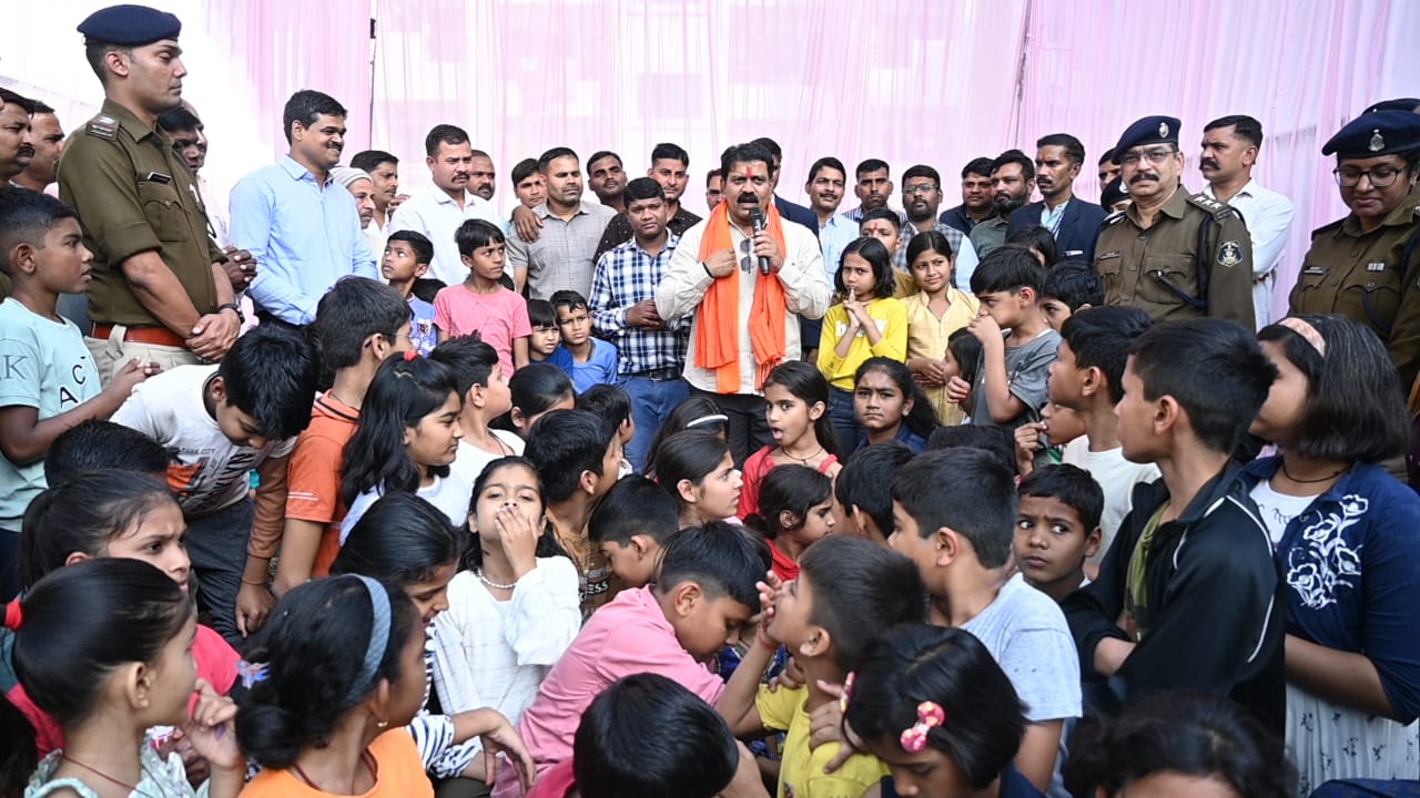 उपमुख्यमंत्री एवं गृह मंत्री विजय शर्मा आरक्षक एवं परिजनों से मिलने पहुंचे उनके निवास पुलिस हाउसिंग कॉलोनी, अमलीडीह