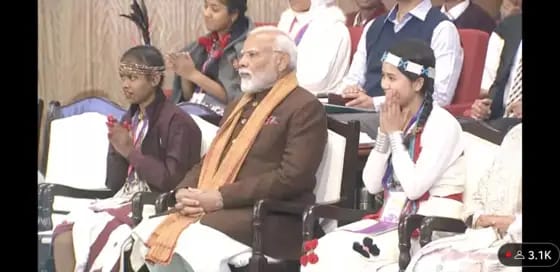 प्रधानमंत्री नरेंद्र मोदी ने की सुकमा की छात्रा उमेश्वरी से चर्चा