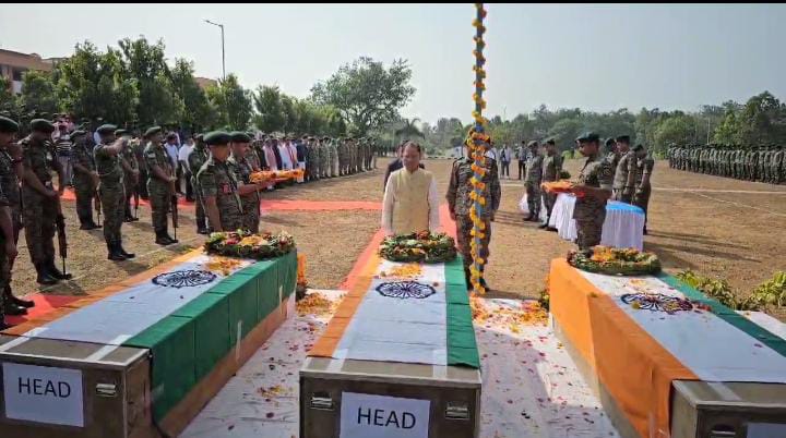 मुख्यमंत्री ने तिरंगे में लिपटे शहीद जवानों को दी श्रद्धांजलि
