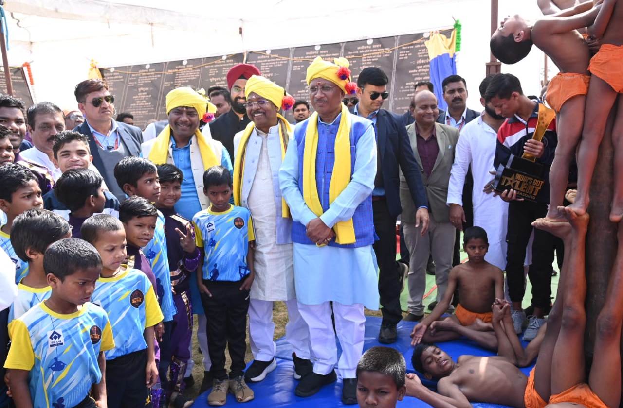 मलखंब खिलाड़ियों ने दिखाया शानदार प्रदर्शन, मुख्यमंत्री श्री साय ने खिलाड़ियों को दी शाबासी