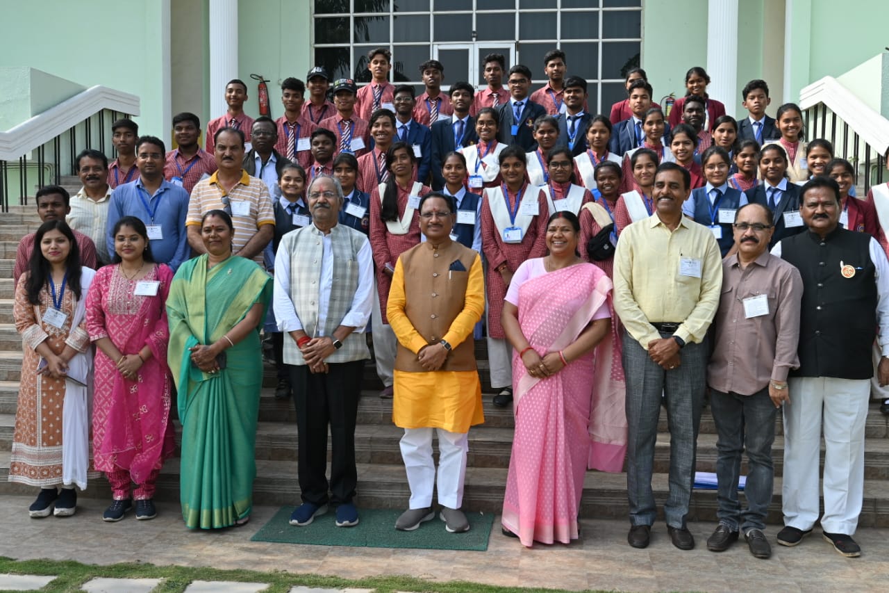 जशपुर के स्कूली बच्चों ने पहली बार देखा विधानसभा भवन