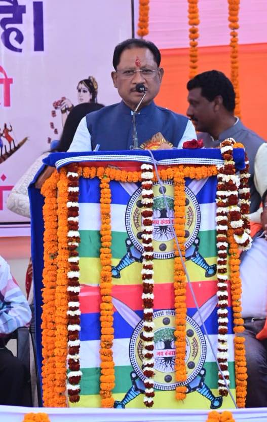 मुख्यमंत्री कांसाबेल के मुडाटोली में आयोजित अंचल स्तरीय कंवर समाज के सम्मेलन में हुए शामिल