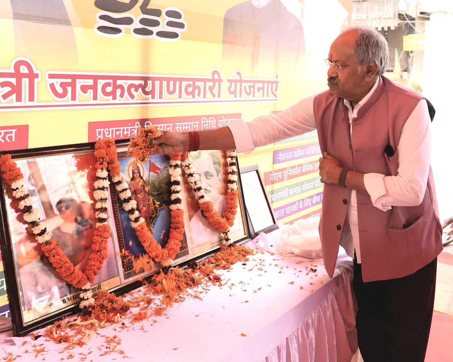 शिक्षा मंत्री बृजमोहन अग्रवाल ने समर्पण दिवस पर पं दीनदयाल उपाध्याय को श्रद्धांजलि दी