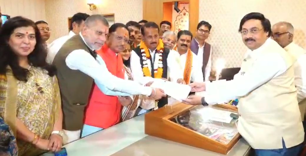 राज्यसभा के लिए भाजपा प्रत्याशी राजा देवेंद्र प्रताप सिंह ने अपना नामांकन भरा