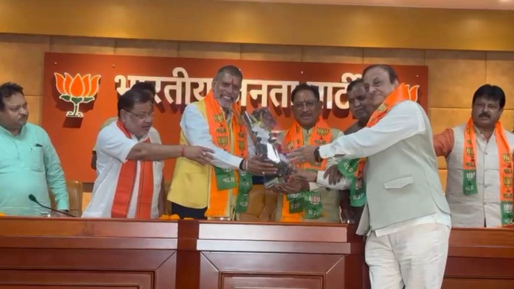 कांग्रेस के दो पूर्व विधायकों ने थामा भाजपा का दामन  