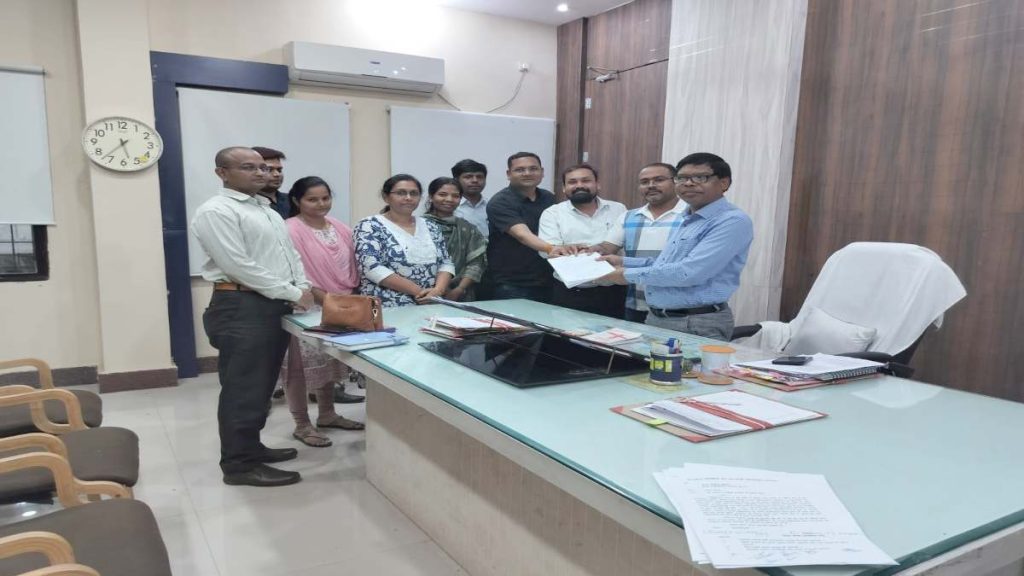 कलेक्टर के खिलाफ तहसीलदारों ने खोला मोर्चा, तहसीलदार के रहते नायब को प्रभारी बनाने से हैं नाराज