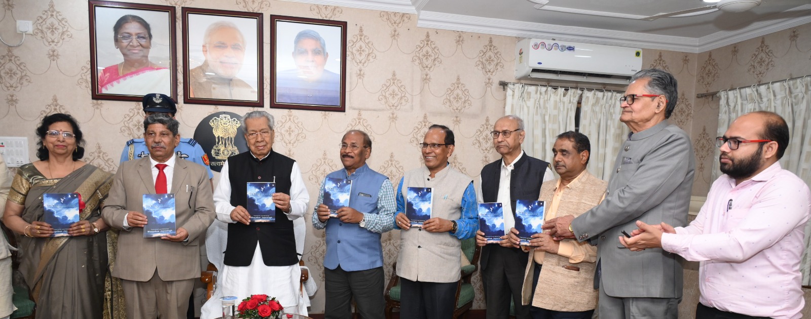 राज्यपाल श्री हरिचंदन ने &lsquo;&lsquo;द बर्डस् इन द स्टार्म&lsquo;&lsquo; पुस्तक का किया विमोचन