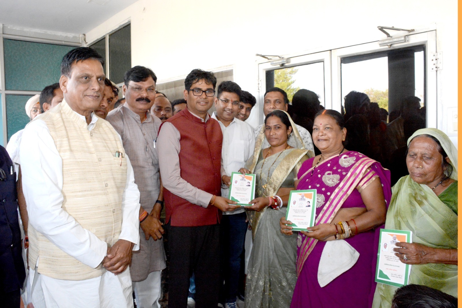 वित्त मंत्री ओ पी चौधरी ने सार्वजनिक वितरण प्रणाली के तहत नवीन राशनकार्ड का किया वितरण