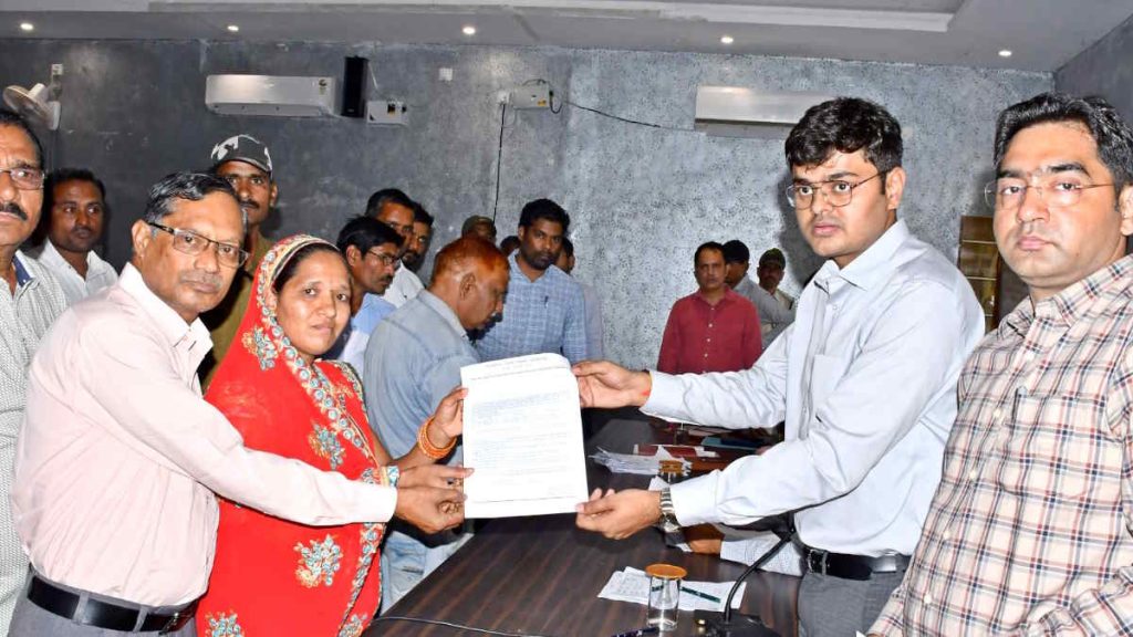 जनदर्शन में शिकायत और नप गए शिक्षक : नशे की हालत में स्कूल आना पड़ा भारी, कलेक्टर के निर्देश पर डीईओ ने किया निलंबित&hellip;