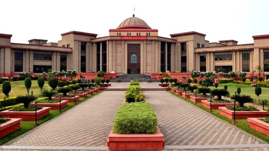 कलेक्टर और राजस्व सचिव को हाईकोर्ट ने जारी किया नोटिस, जानिए पूरा मामला&hellip;