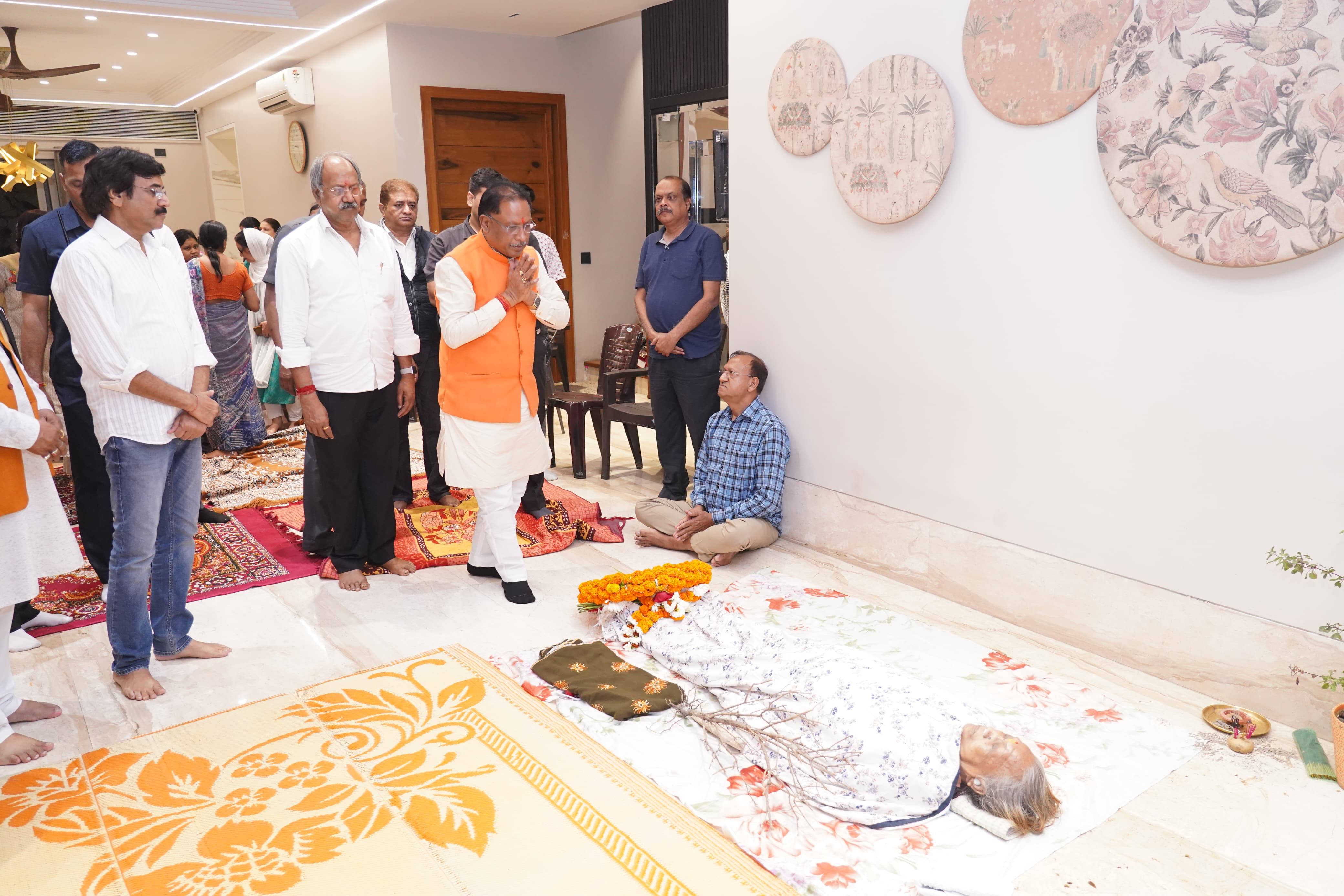 बृजमोहन अग्रवाल के निवास पर पहुंचे मुख्यमंत्री साय, माता को श्रद्धांजलि अर्पित की