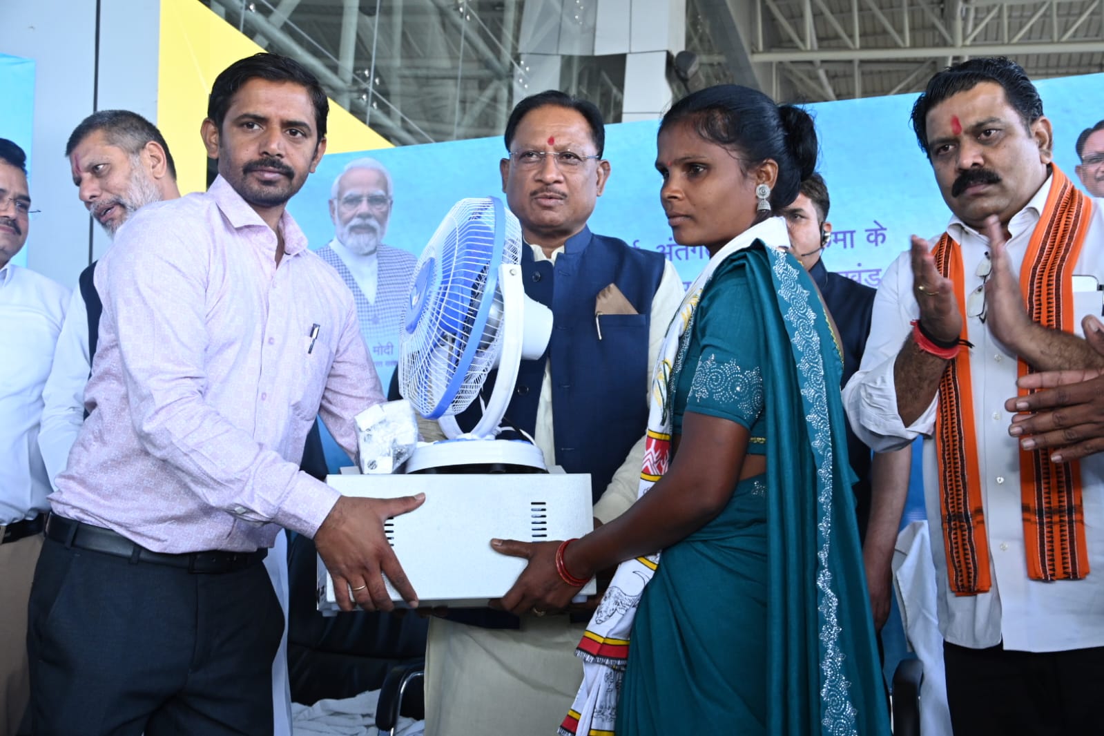 मुख्यमंत्री श्री साय ने सुकमा के सुदूर अंचल के 50 विद्यार्थियों को सोलर होम लाइट संयंत्र किया वितरित