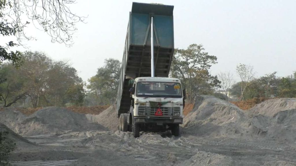 माफियाओं को जिला प्रशासन की छूट : जगह-जगह डंप कर रहे जहरीले राखड़, कलेक्ट्रेट से कुछ ही दूरी पर रोजाना फेंक रहे सैकड़ों ट्रक राखड़
