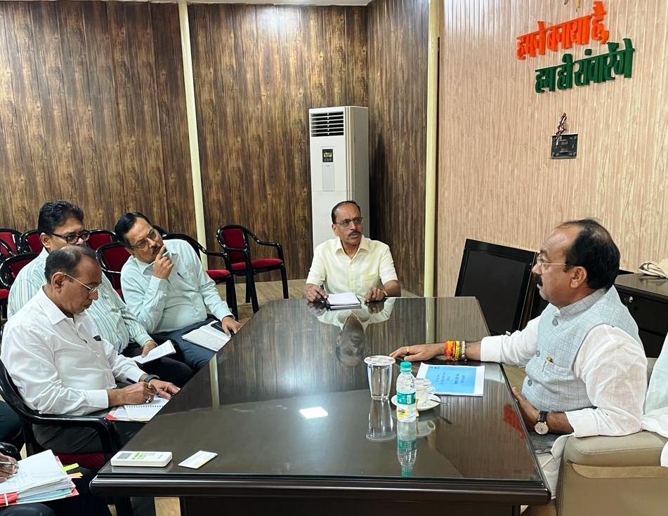 उप मुख्यमंत्री ने लोक स्वास्थ्य यांत्रिकी विभाग के वरिष्ठ अधिकारियों की ली बैठक