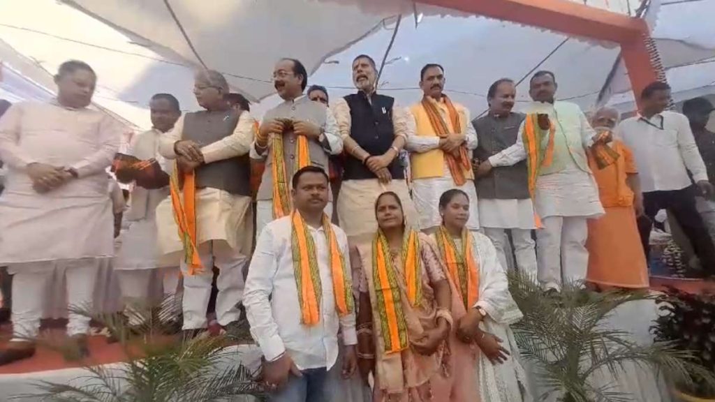 नगर पालिका अध्यक्ष के भाजपा का दामन थामते ही फूटा स्थानीय कार्यकर्ताओं को रोष, जिलाध्यक्ष से जताया विरोध