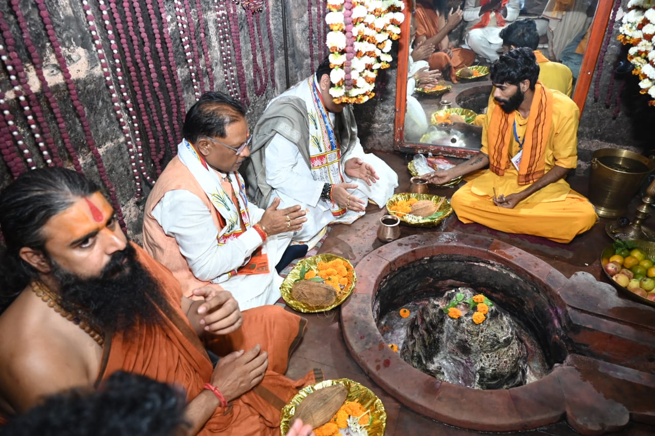मुख्यमंत्री विष्णुदेव साय ने भगवान कुलेश्वर महादेव की पूजा-अर्चना कर प्रदेश की सुख समृद्धि और खुशहाली की कामना की