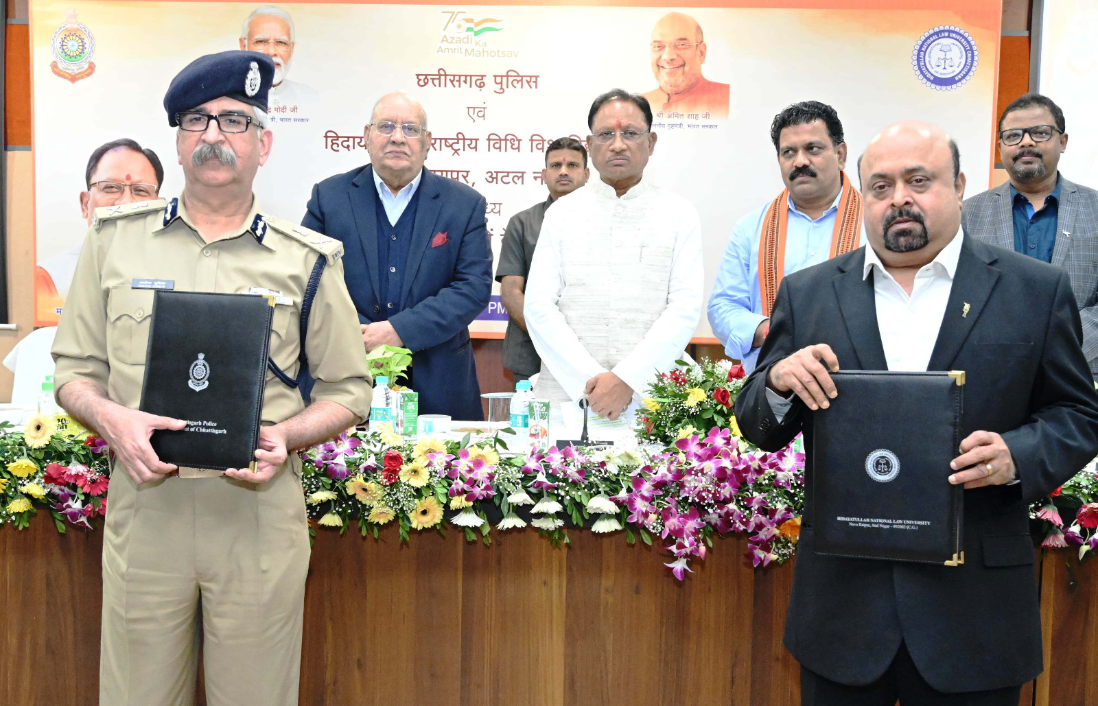 मुख्यमंत्री श्री साय की उपस्थिति में छत्तीसगढ़ पुलिस एवं हिदायतुल्लाह राष्ट्रीय विधि विश्वविद्यालय के मध्य नवीन आपराधिक कानूनों पर प्रशिक्षण हेतु हुआ एमओयू