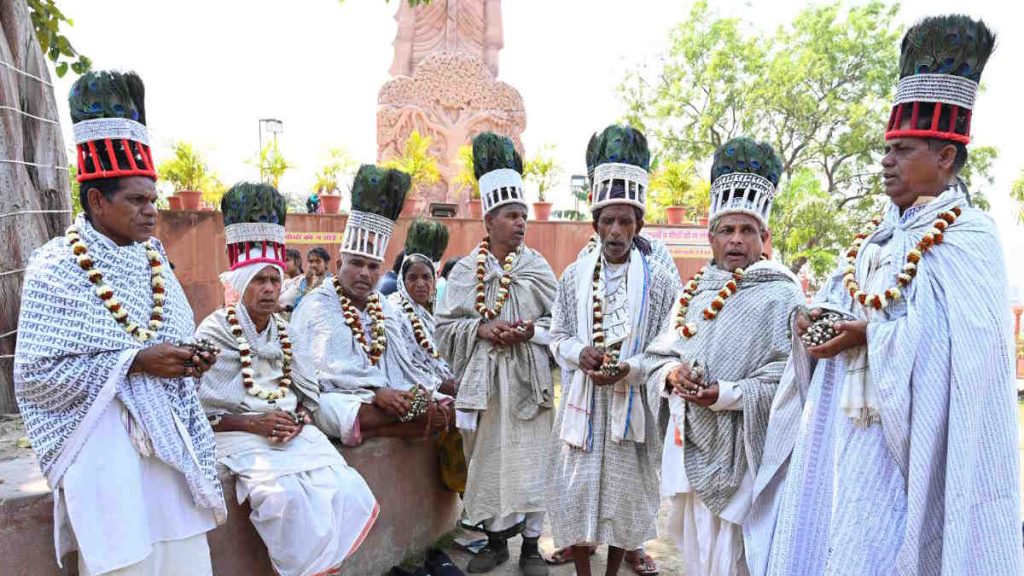 राम नाम का गोदना बनवाकर जगा रहे भक्ति की अलख, राजिम कुंभ कल्प मेले में पहुंचे रामनामी अनुयायी&hellip;