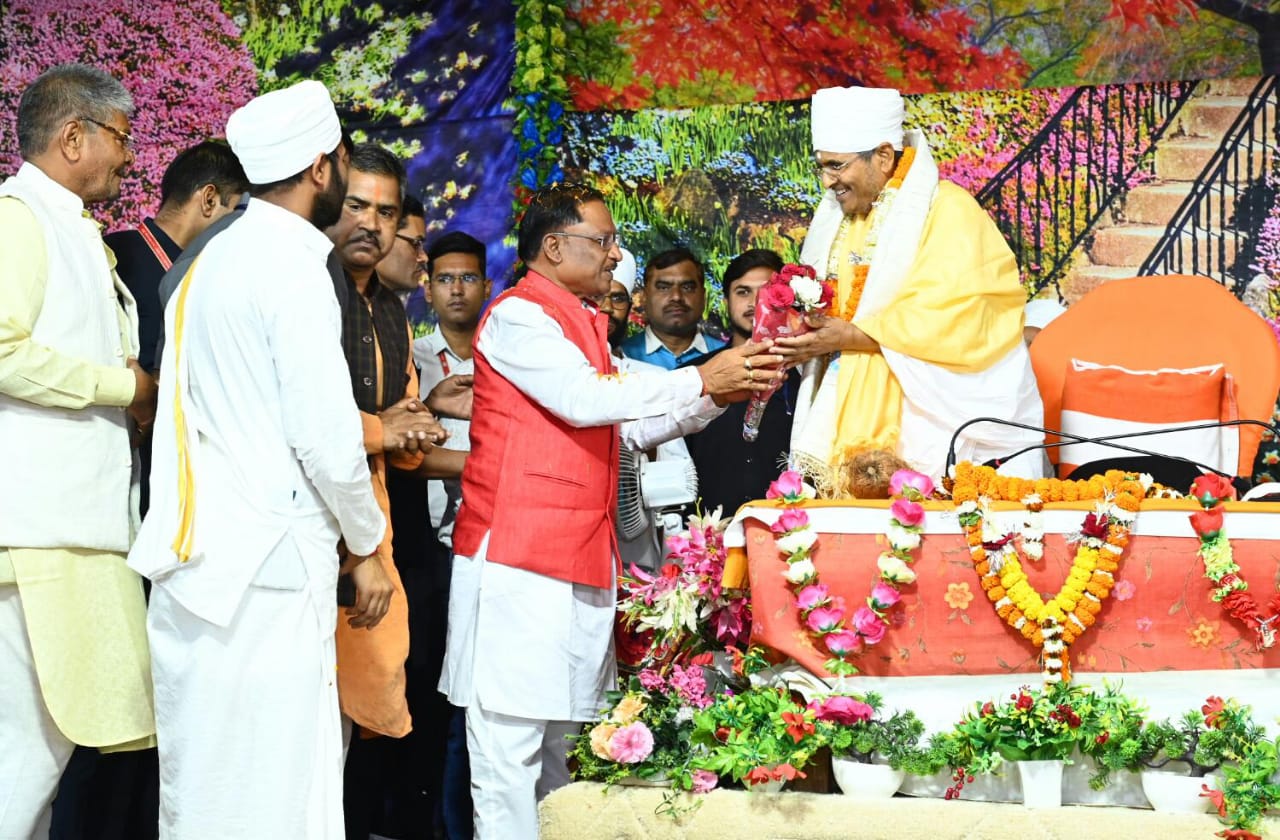 असंग आश्रम सोनपैरी में सुखद सत्संग समागम कार्यक्रम में शामिल हुए मुख्यमंत्री विष्णुदेव साय