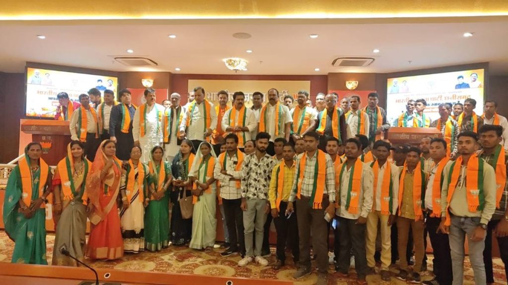 लोकसभा चुनाव से पहले सर्व वर्ग हिताय समूह के 2 हजार सदस्यों ने ली BJP की सदस्यता, उपमुख्यमंत्री विजय शर्मा ने किया स्वागत