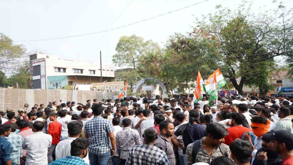 मुख्यमंत्री निवास का घेराव करने पहुंचे हजारों की संख्या में कांग्रेसी, आकाश शर्मा ने कहा- 11 सीटों पर कांग्रेस को जीताने रोजगार दो न्याय-दो मुद्दे पर करेंगे कार्य